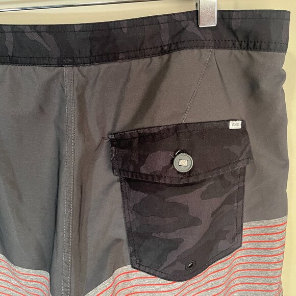 Vuori Men's gray, black and red detailed Board swim Shorts 32 x 7 EUC - Picture 4 of 6